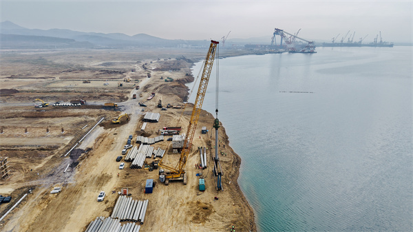 1730768426322934.jpg 第一根钢管桩(1).jpg